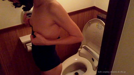 「スクール水着でトイレ」(横・斜め上・下)【超マニアック・フェチ動画】